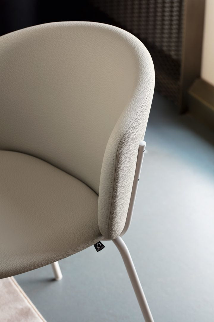 DESY MID CB2338 P151 Matt Hemp frame, T3H Harry Sand seat, detail view