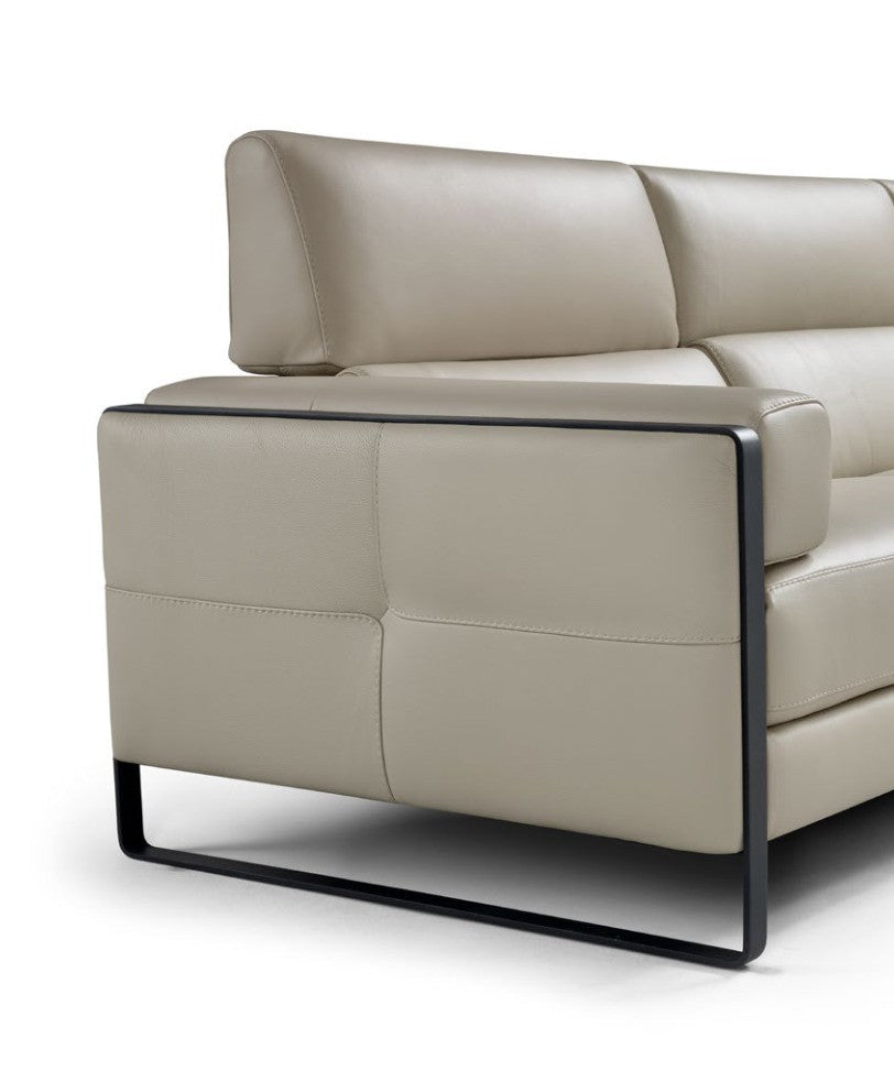 Close-up of the Daunia armrest in light grey leather with contrast stitching framed by a black metal band