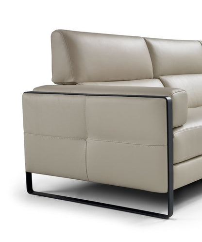 Close-up of the Daunia armrest in light grey leather with contrast stitching framed by a black metal band