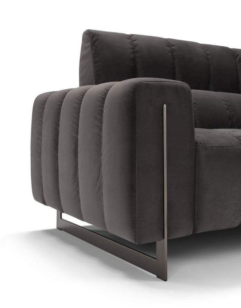 Close-up of the Genesi armrest with rhythmic stitching and the metal foot that becomes an insert in the armrest